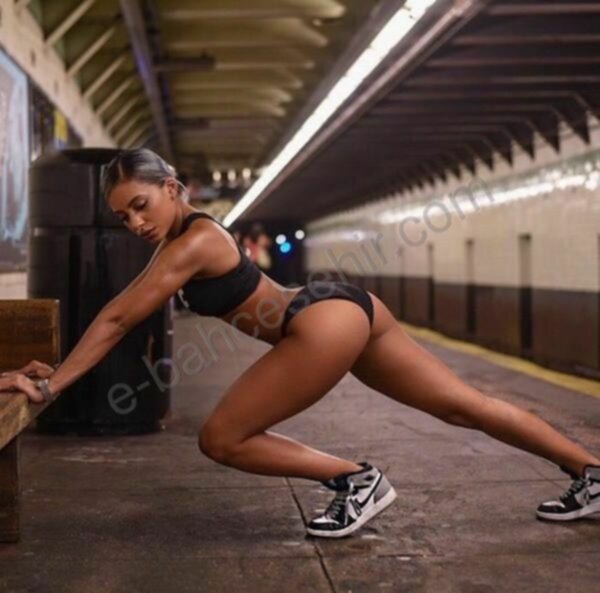 Tutkulu Escort Yasemin Erotik Seanslarla Görüşüyor